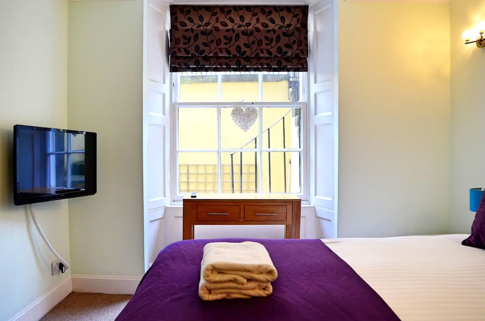JOIVY 3BR Flat in Haymarket with Free Parking view 4