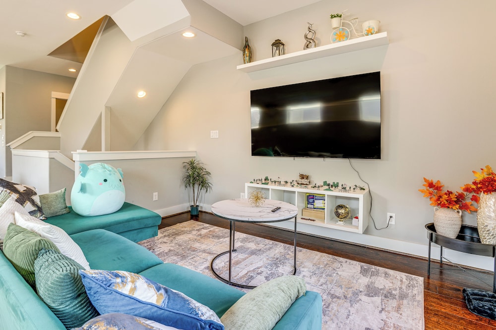 2 Mi to Dtwn: Modern Houston Home w/ Private Patio