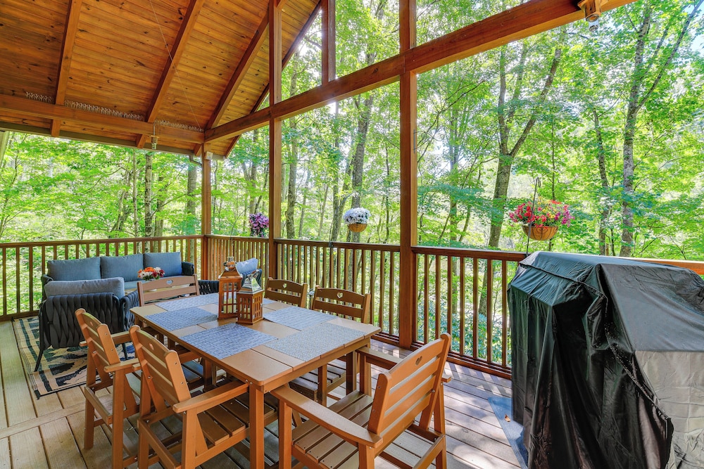 Near Boone-custom Built Cabin: 3 BR 3 BA W/hot Tub