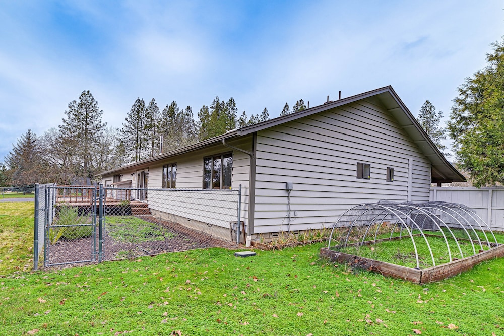 Fishing & Rafting Retreat: 7 Mi to Rouge River! view 4