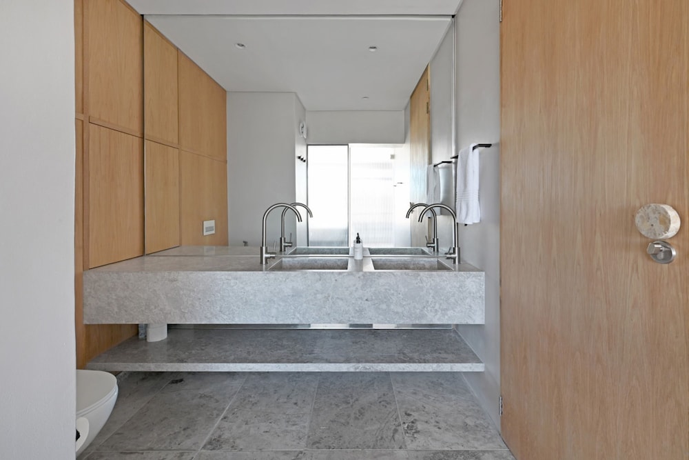Elegant One Bed Sea Point Mountain Views