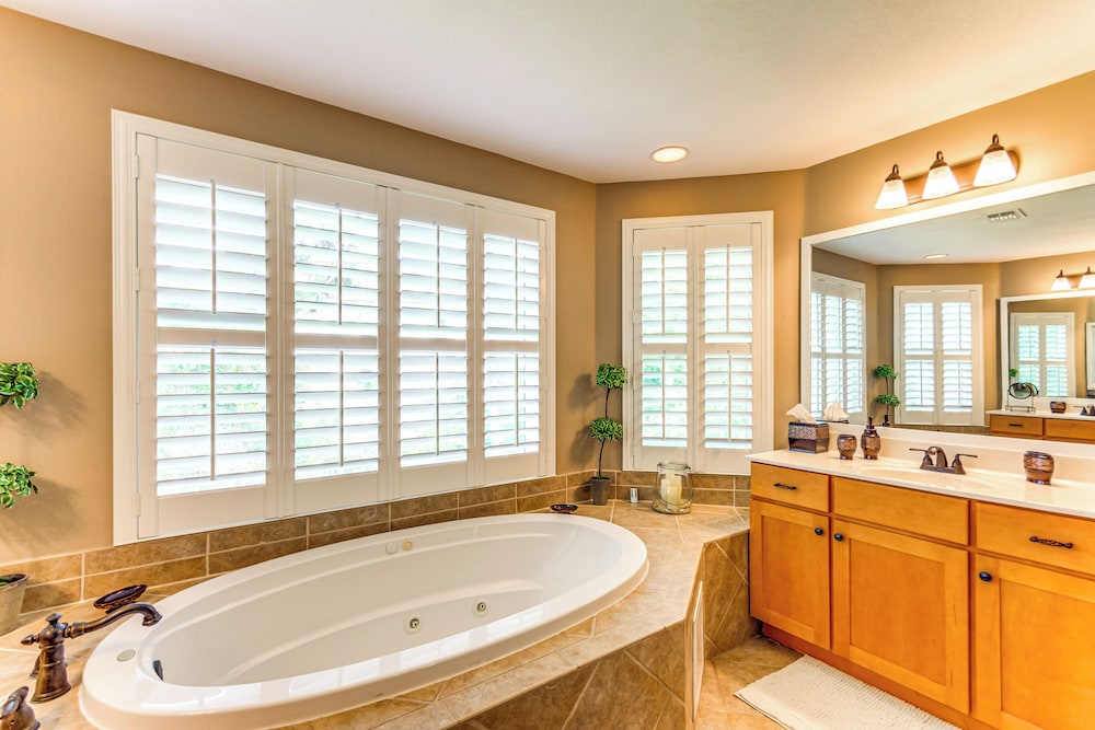 Steps to Bay: Tranquil Navarre Retreat w/ Balcony