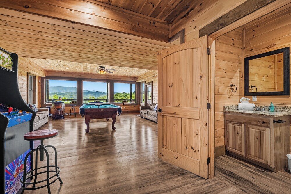 Amazing View Cabin w Gameroom Hot Tub Fire Pit