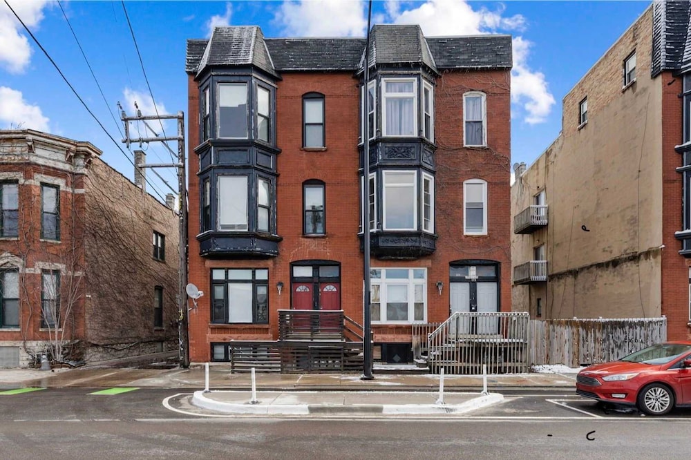 Cozy 2 Bed Home by West Loop With Parking Laundry