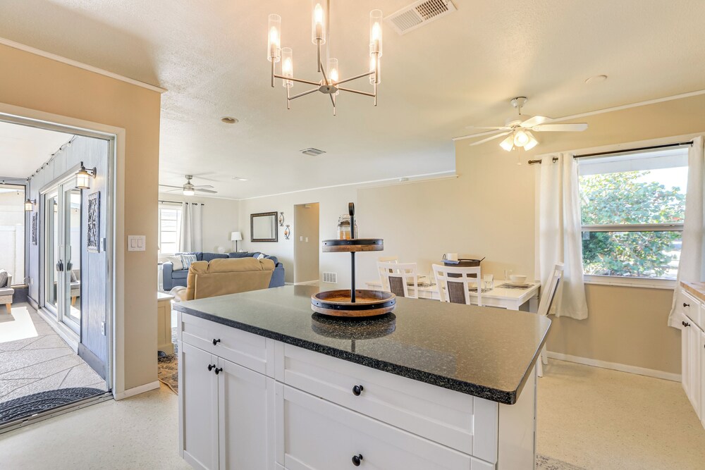 4 Mi to Historic Dtwn Venice: Home w/ Heated Pool!