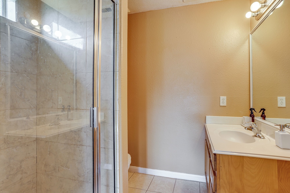 11 Mi to Dtwn Houston: Pet-friendly Home w/ Yard!