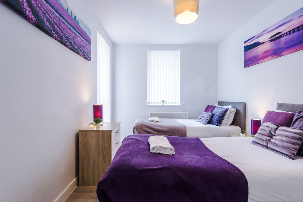 Stunning and Modern 2 Bedroom Apt in Liverpool view 3