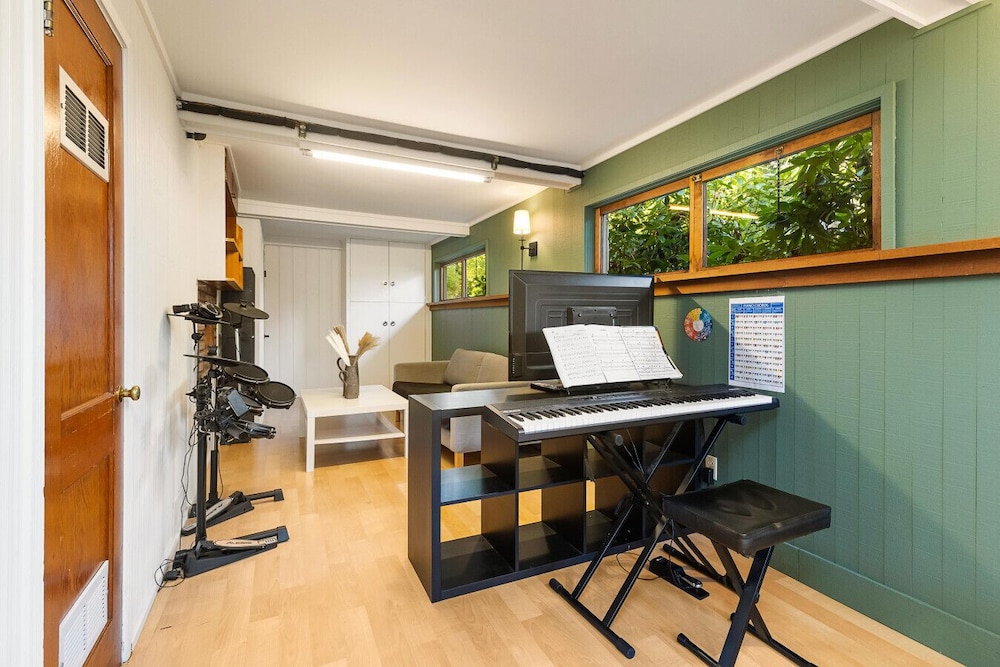 3BR Seattle Home w Spacious Yard Near Northgate