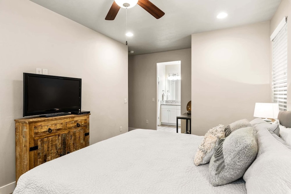 2 Units Reunion Property 7 Bedroom Home