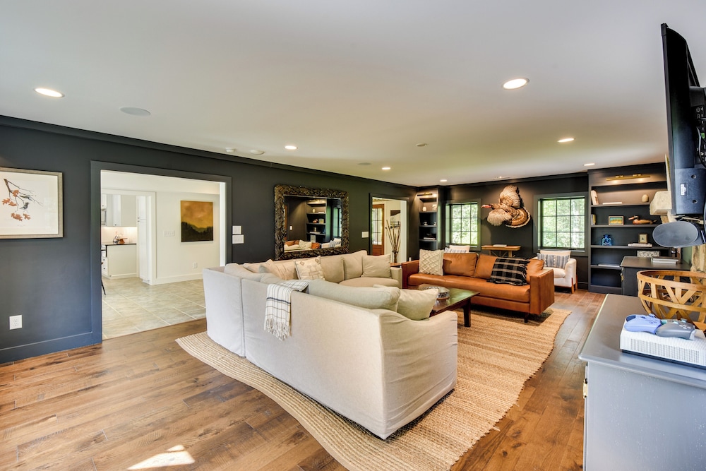 Mountain Views: Modern Mansion in Highlands!
