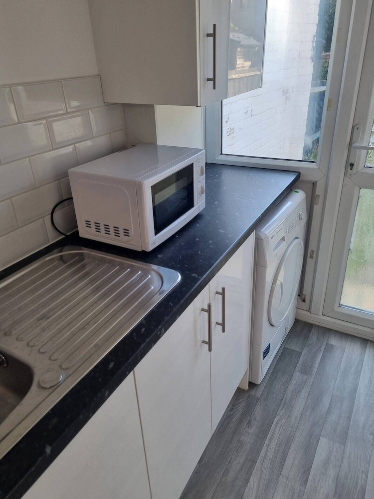 Gillingham 4-bed Stay - Wifi, Parking, Ldn Access