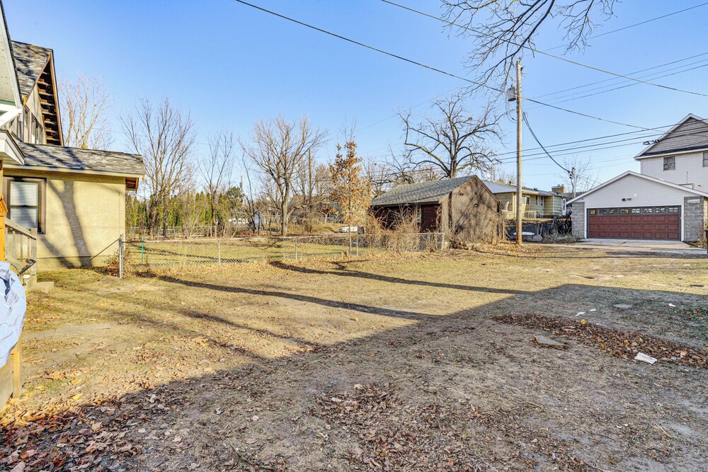 2 Mi to Downtown Minneapolis: Apt w/ Shared Yard