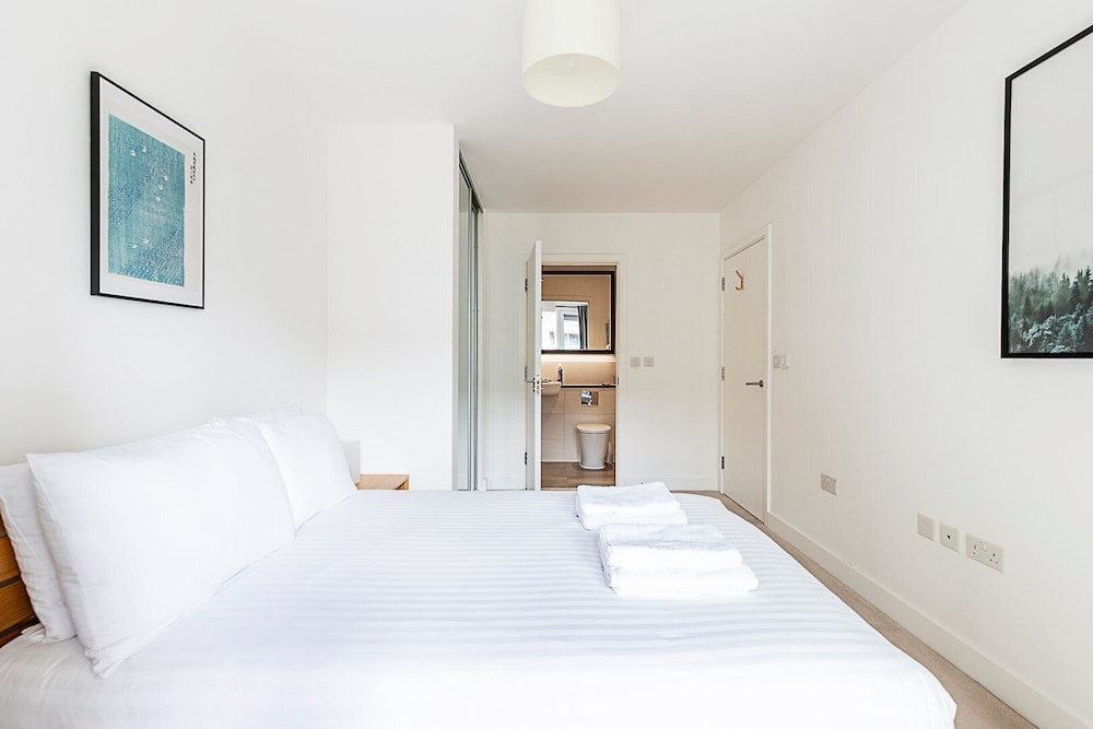 Modern 2-bed Flat With Terraces in Leyton