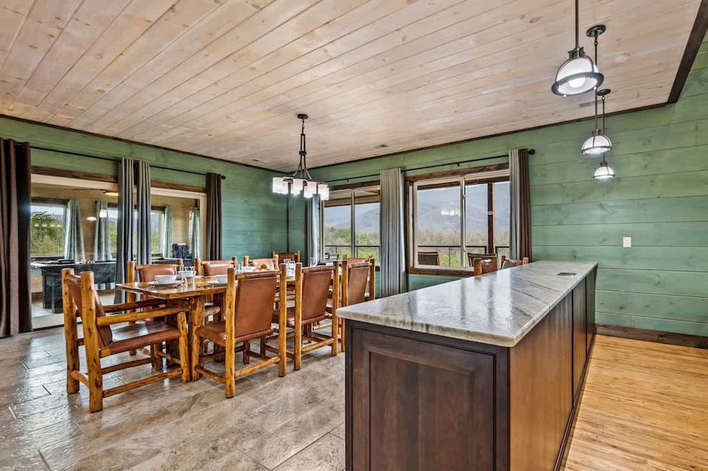 Sleeps18 Views 2 Hottubs Family Reunion Retreat
