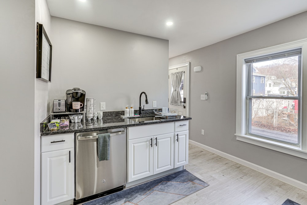 Coastal Lynn Escape w/ Fireplace: 3 Mi to Beaches, photo 10