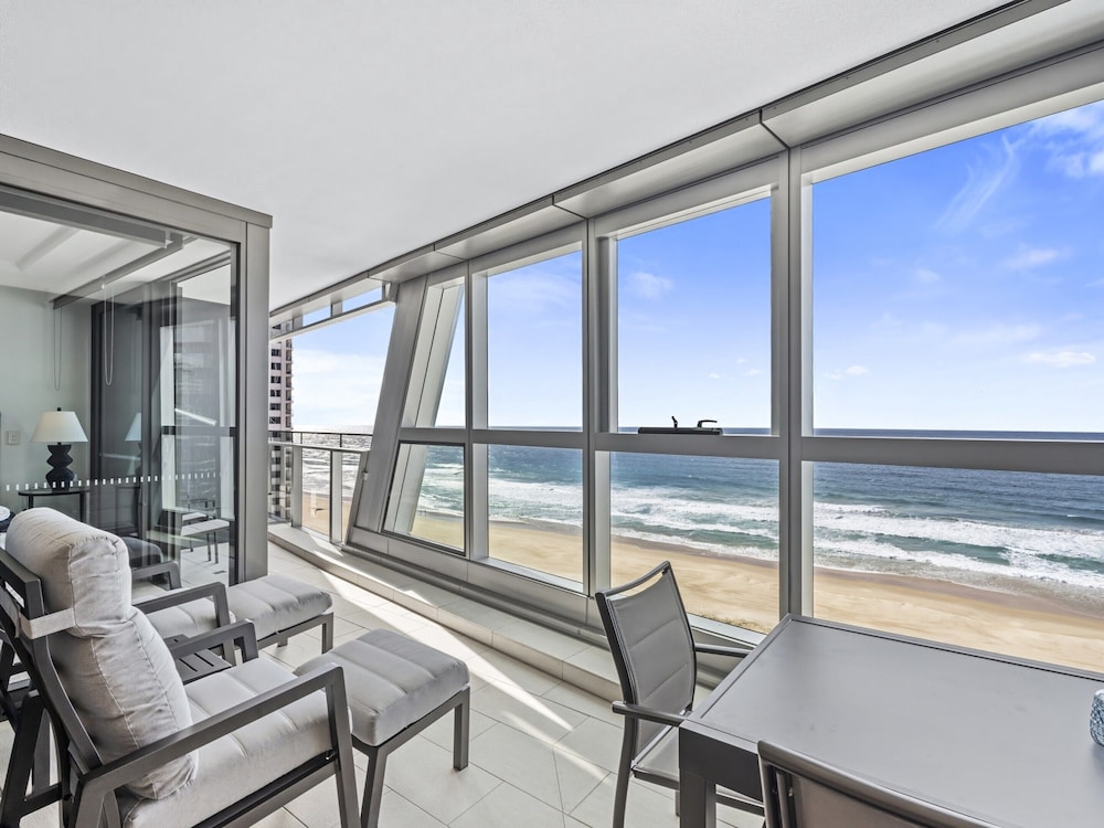 Luxury Beachfront 1-bed Apartment With Pool & Gym