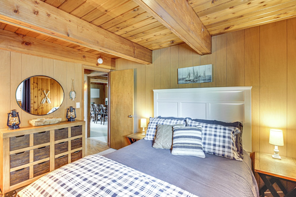 Canal Across Street: Family Cabin in Breezy Point!