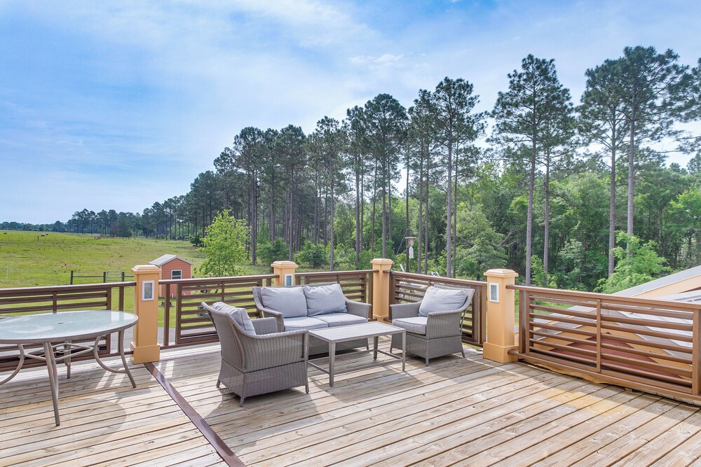 7 Mi to Downtown Fitzgerald: Spacious Home w/ Deck