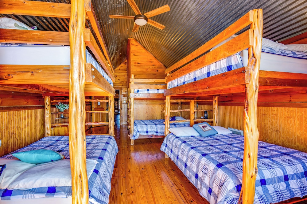 Group Getaway! Multi-level Lodge on Lake Tawakoni