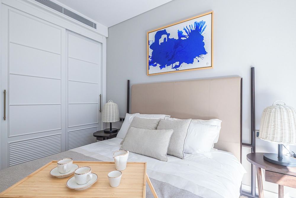 1-Bedroom Seafront Flat with Hotel Amenities