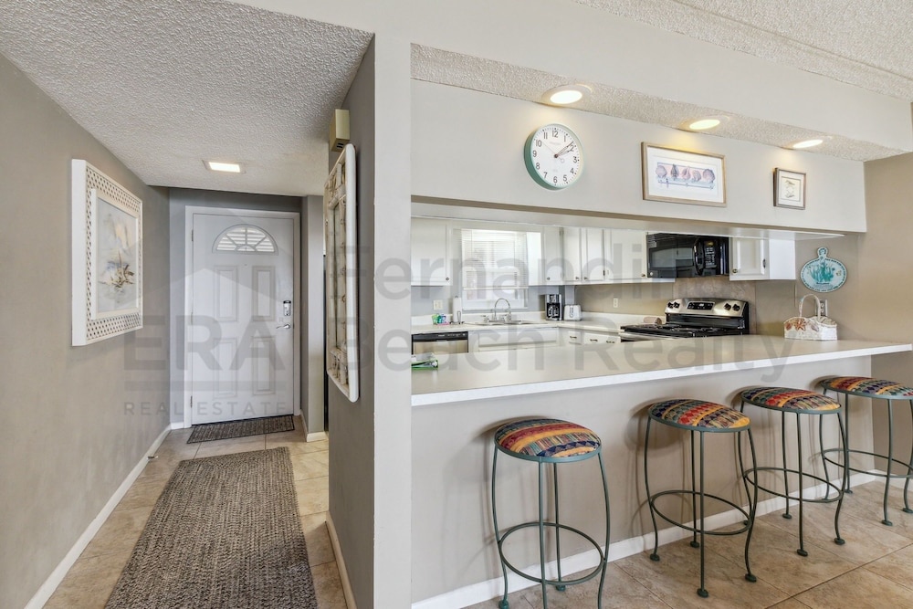 Ocean View Condo, Easy Acces to the Pool and Private Walkway to the Beach by RedAwning