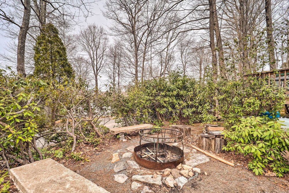 High Country Newland Cabin w/ Deck + Fire Pit! view 2