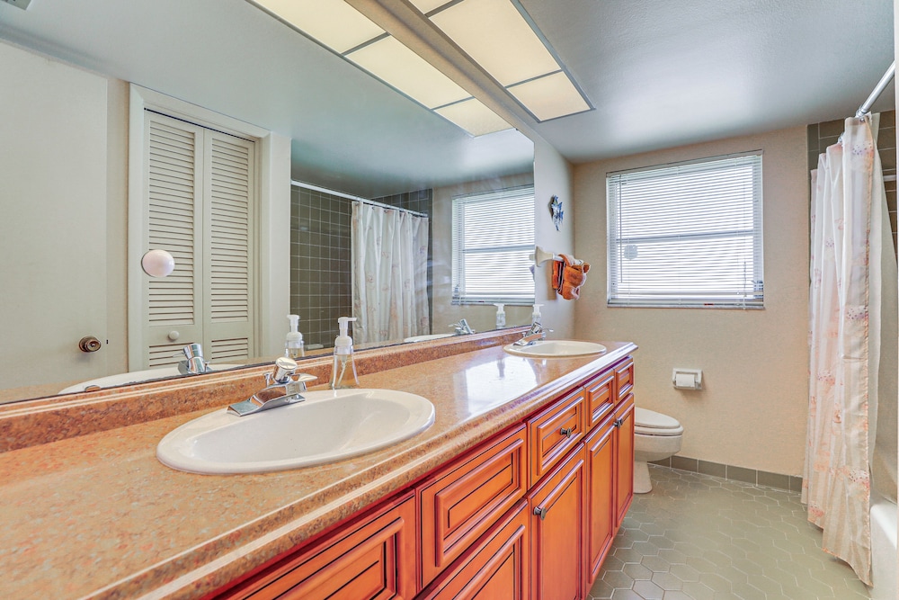 Palm Aire Home - 5 Mi to SRQ Airport!