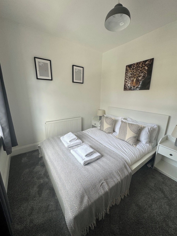 Simonside Apartment - Sleeps 6 -parking