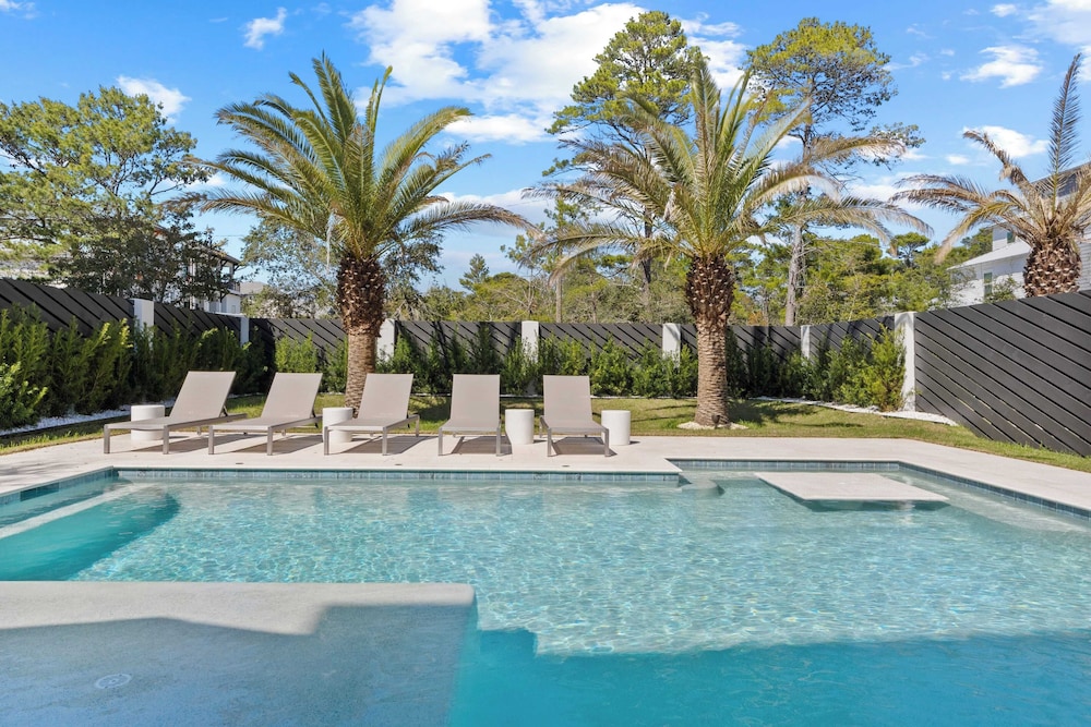 30A Salt & Solace Pool, Golf Cart, Hot Tub + Outdoor Kitchen