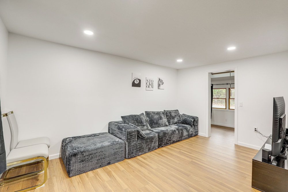 Updated Getaway w/ Sauna & Yard in Bloomsbury!