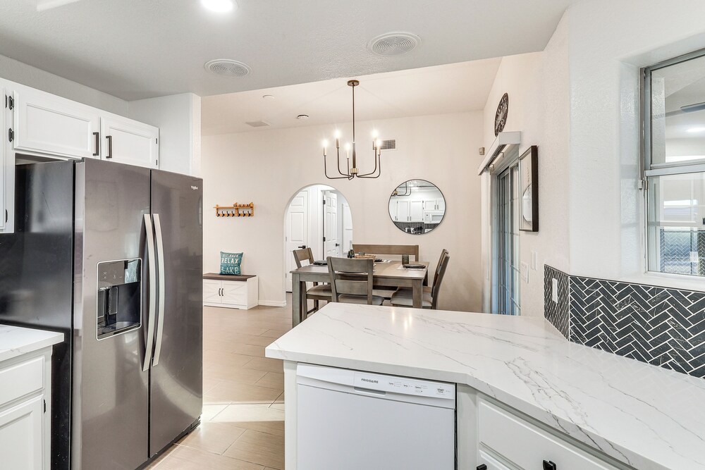 Private Pool, Spa! Updated Home Near London Bridge