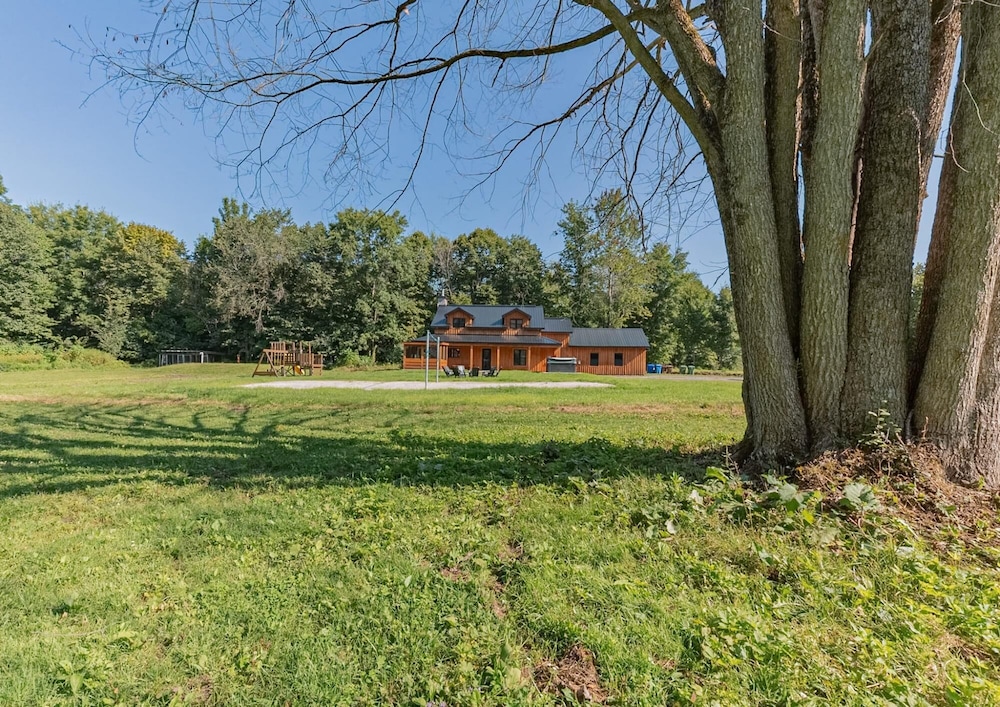 The Corzo - Modern Farmhouse With hot tub