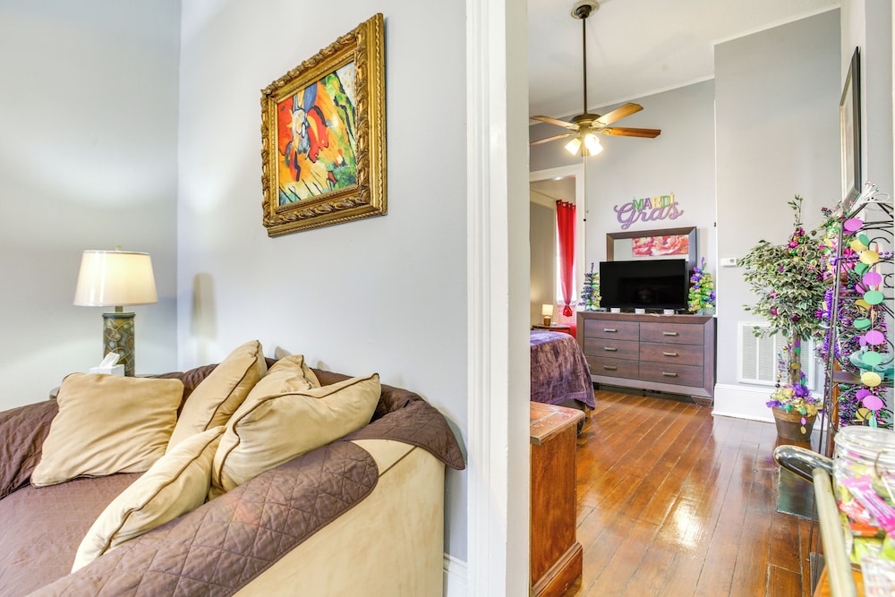 Walk to Magazine St: Nola House in Irish Channel!