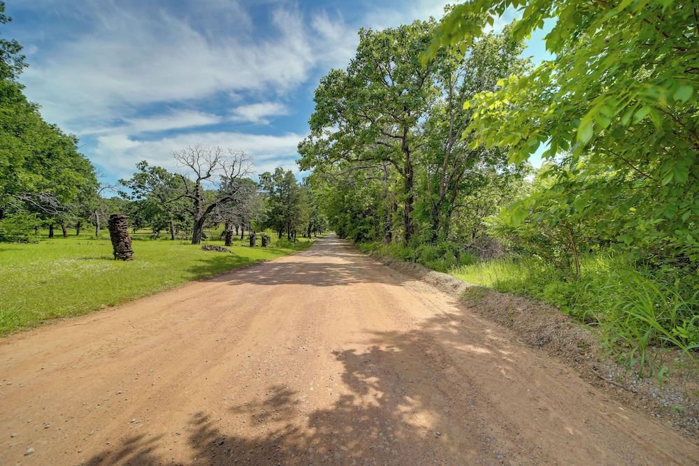 Hike, Fish & Explore: Cabin Near Eufala Lake!