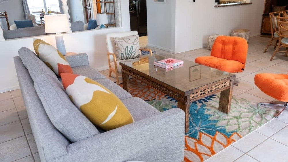 Fun Retro Island Vibe Sleeps 17 Beach 1 Block 4 Bedroom Home