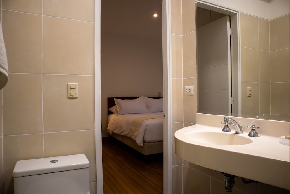 w Striking 1BR in Miraflores