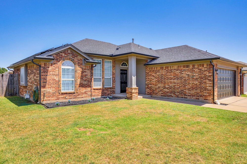 14 Mi to Dtwn Okc: Edmond Gem w/ Fenced Yard!