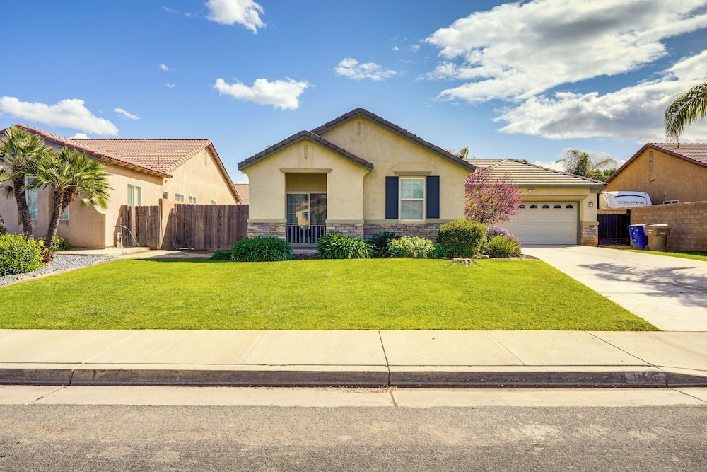 8 Mi to Beach Park: Bakersfield Gem w/ Yard!