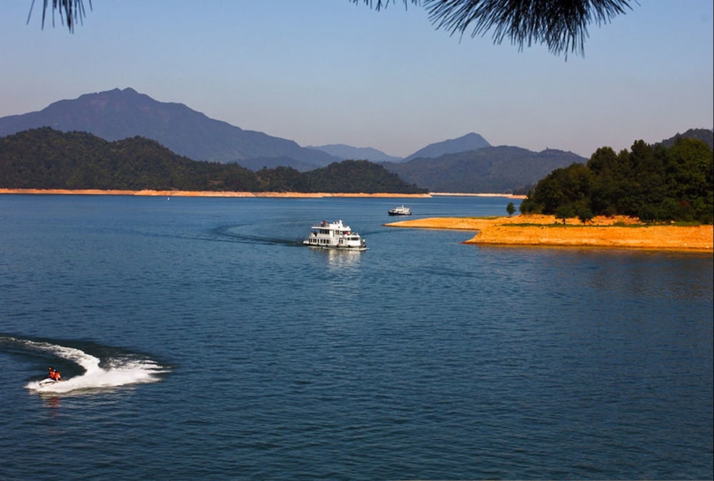 Taiping Lake Clove Garden Hotel