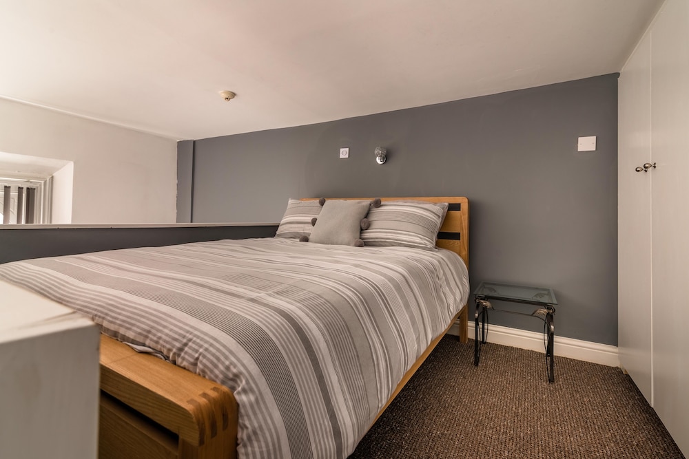Platform City Studio Apartment view 2