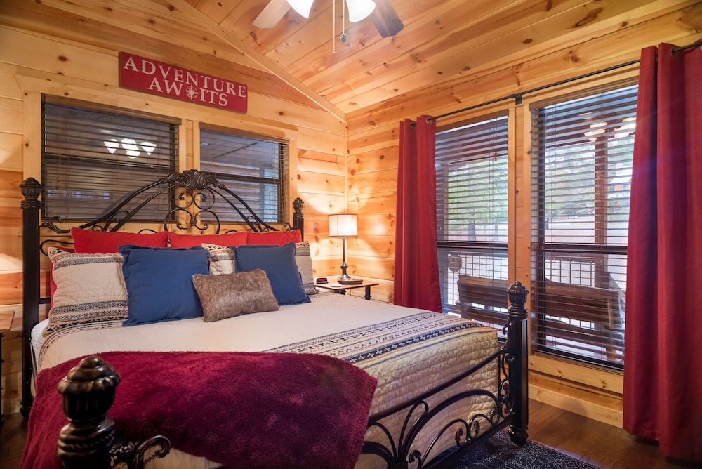 Copper Creek Open Cabin With Game Room and Hot Tub on the Deck by Redawning view 4