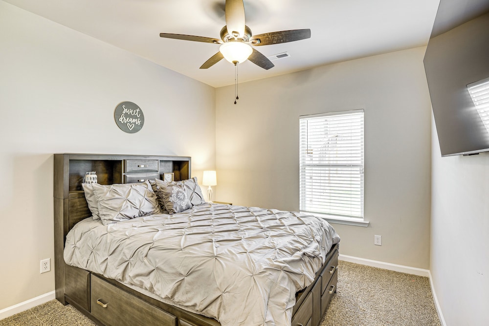 5 Mi to The Square: Athens Home w/ Pool Access!