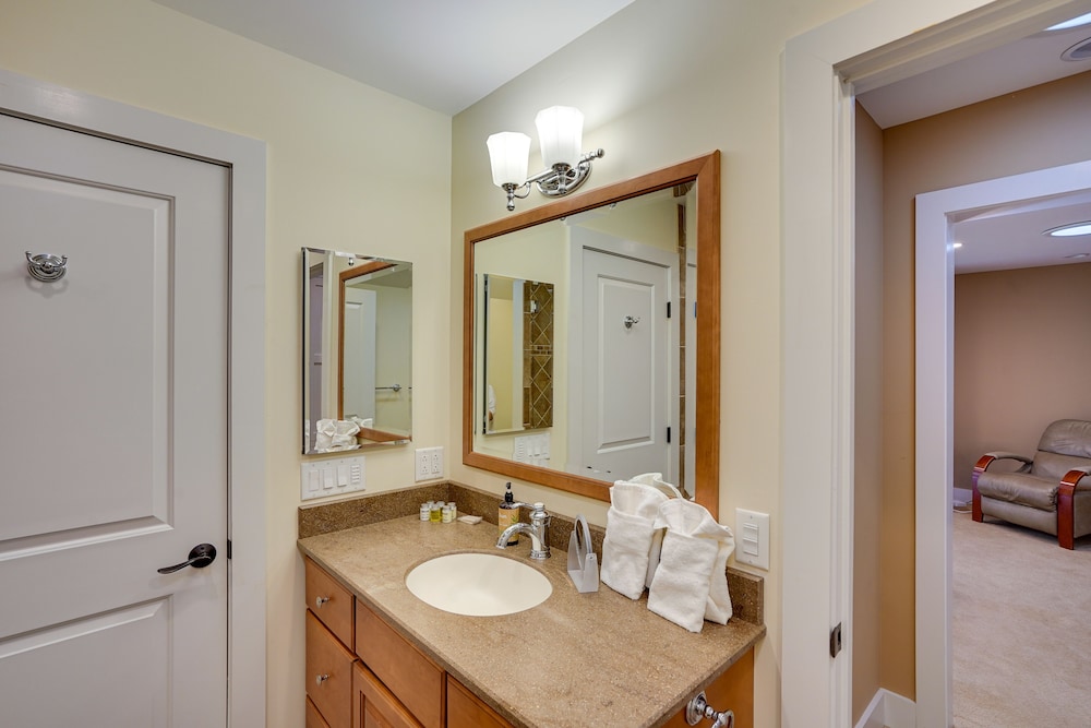 Stockbridge Retreat w/ Pool & Hot Tub!