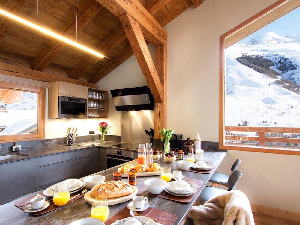 Chalet in Les Deux Alpes With Hot Tub