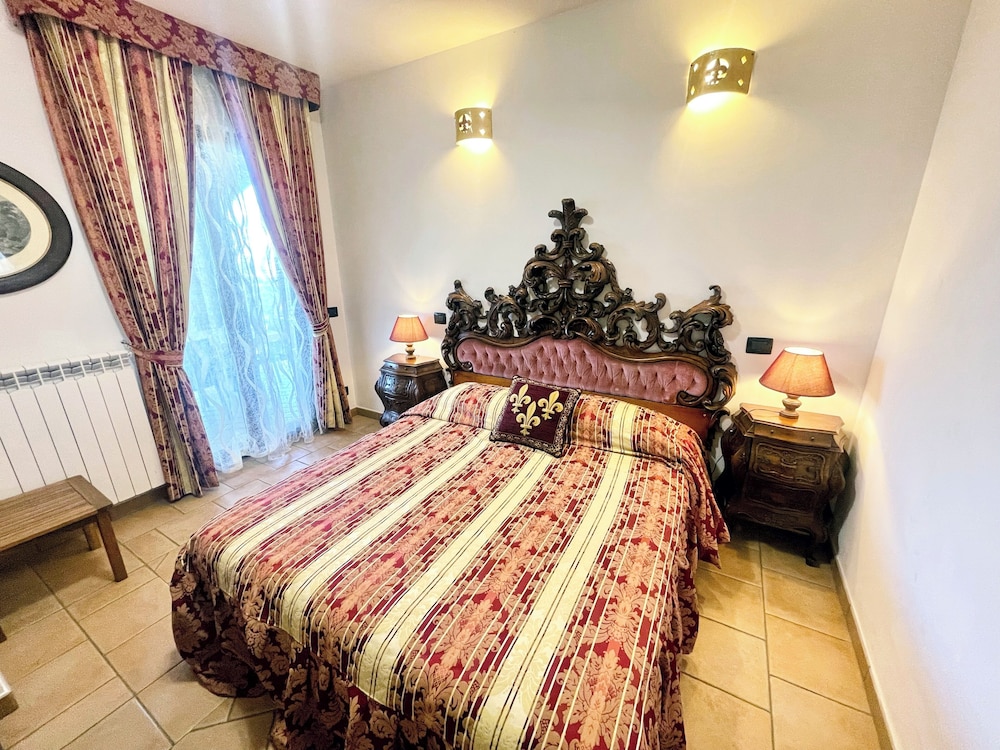 Charming Villa in Umbria - Sleeps 16 - Lake View - Pool, Jacuzzi and Events Room