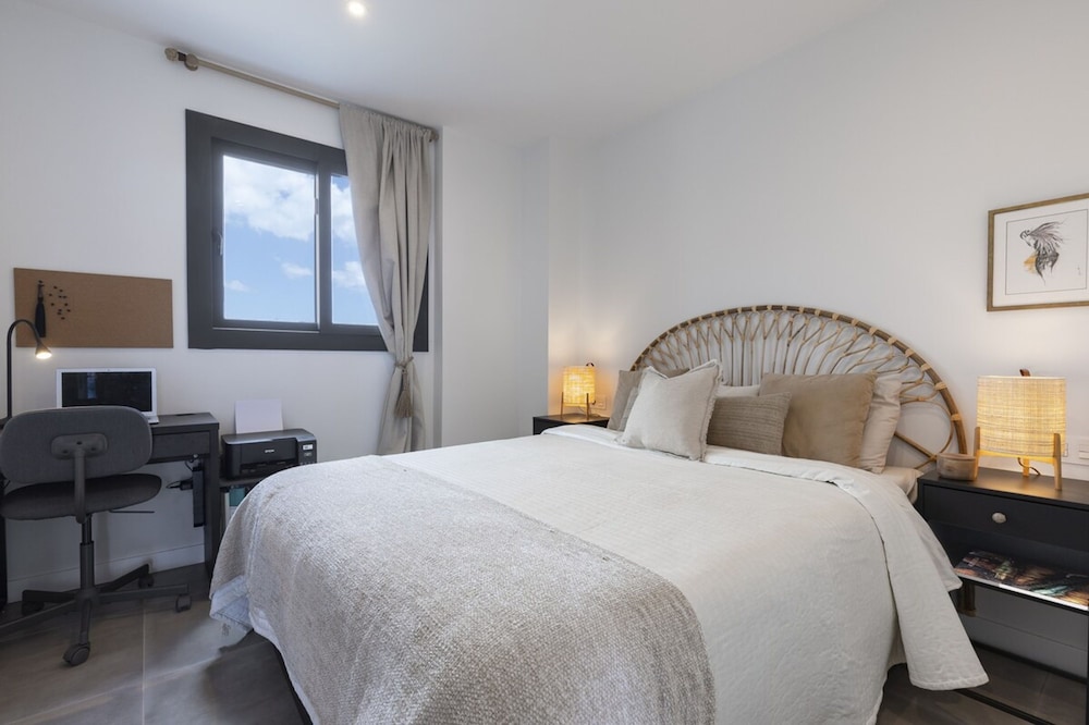 Luxury Apartment With Garden in Higueron