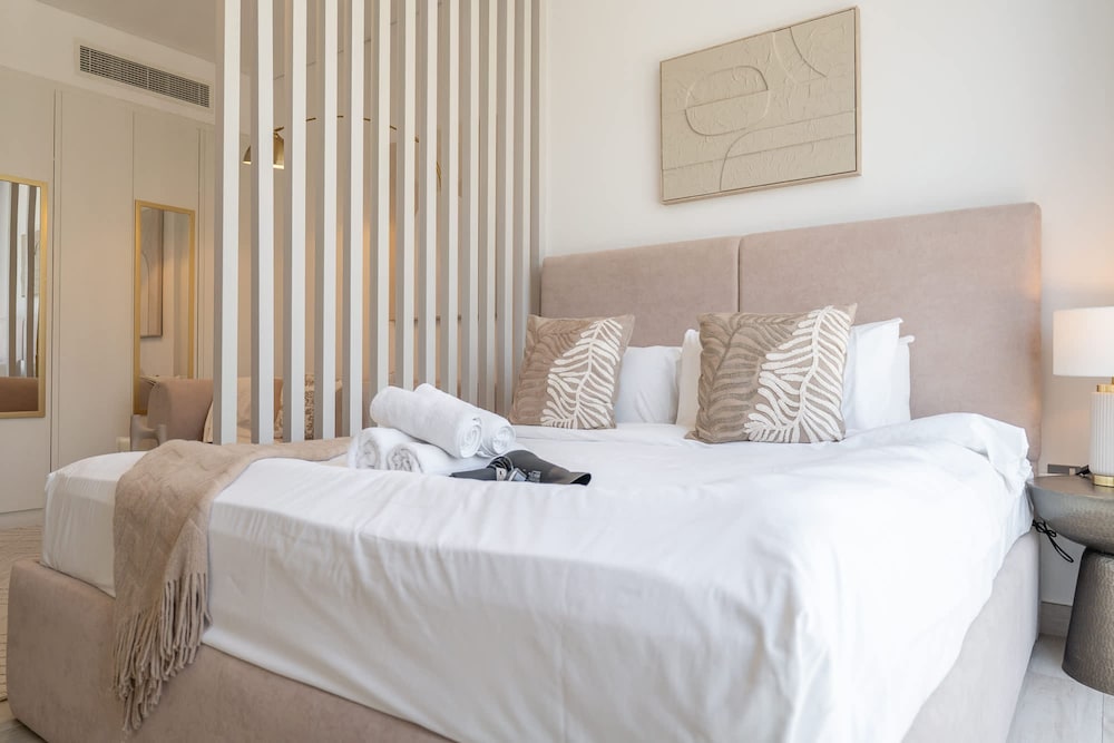Stylish Studio Sleeps 2 With Balcony
