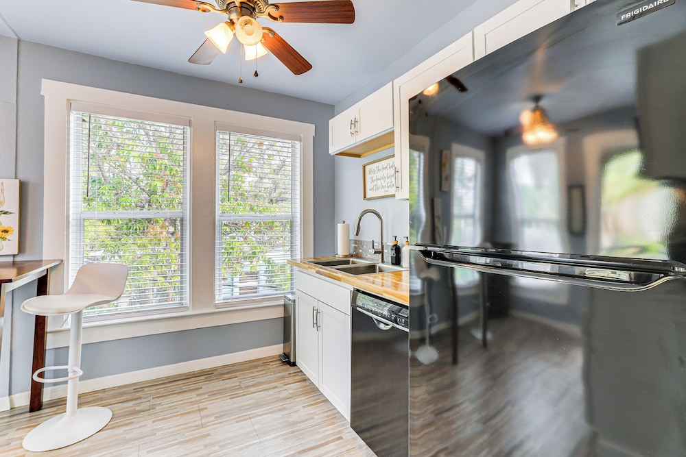 Walk to Manatee River: Palmetto Unit w/ Sunroom