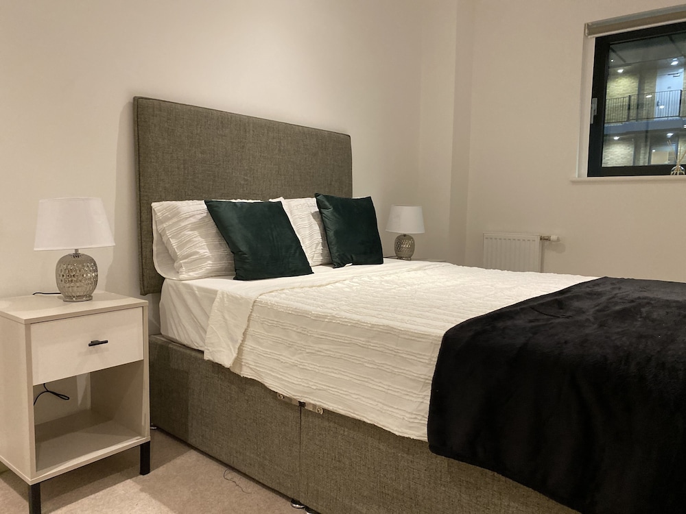 Cosy Stunning two Bed Apartment With Balcony view 2