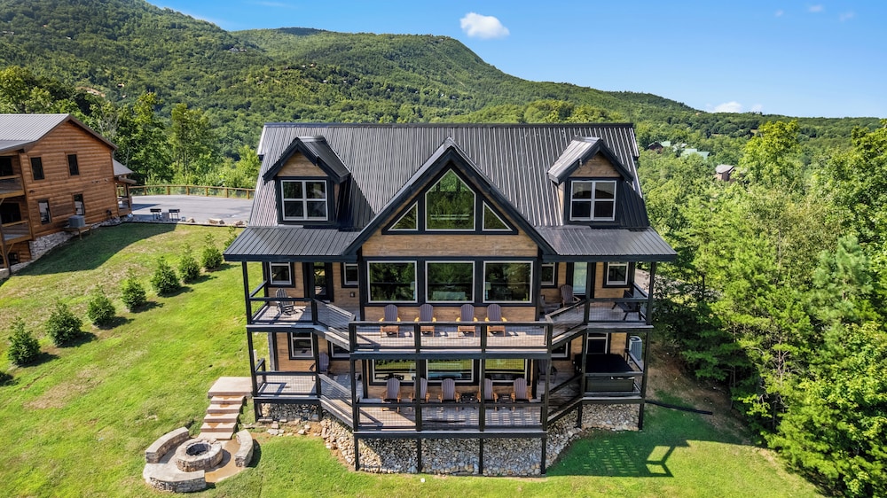 Amazing View Cabin w Gameroom Hot Tub Fire Pit
